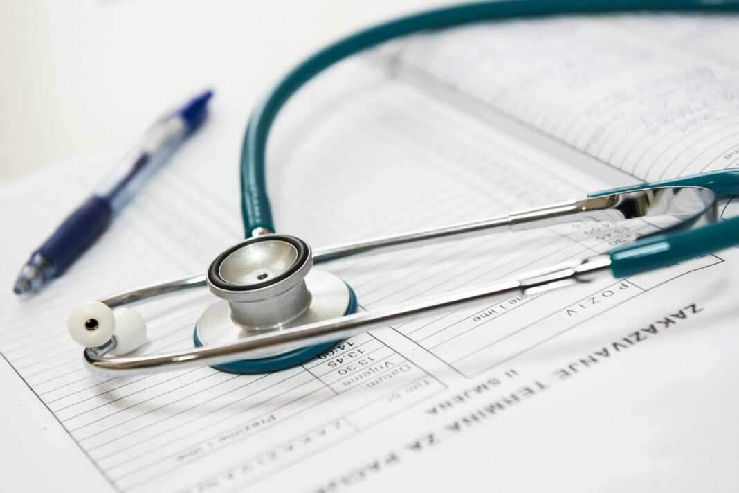Cómo elegir la mejor estrategia legal en un caso de negligencia médica