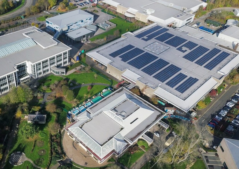 La legalidad de instalar placas solares en naves industriales y espacios comerciales